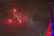 e星体育-为庆祝球队夺冠，巴黎球迷在埃菲尔铁塔周围燃放烟花